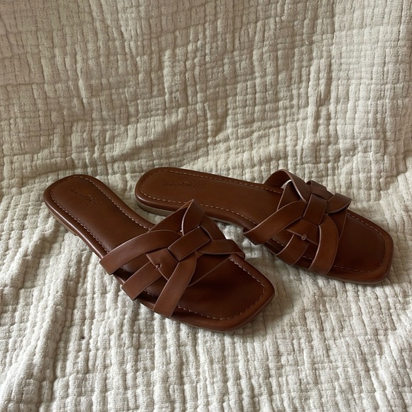 Universal Thread Sandals - Picture 1 of 3